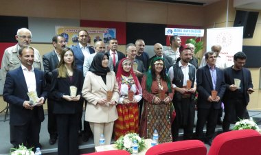 1.KONYA TAHİR İLE ZÜHRE ETKİNLİĞİ’NE YOĞUN İLGİ ŞAİR YAVAŞ;TAHİR İLE ZÜHRE KONYA’NIN DEĞERİDİR !