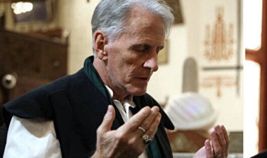 Katolik papazken Müslüman olan ABD'li profesör  Mevlana'nın öğretisini kıtalara yayıyor