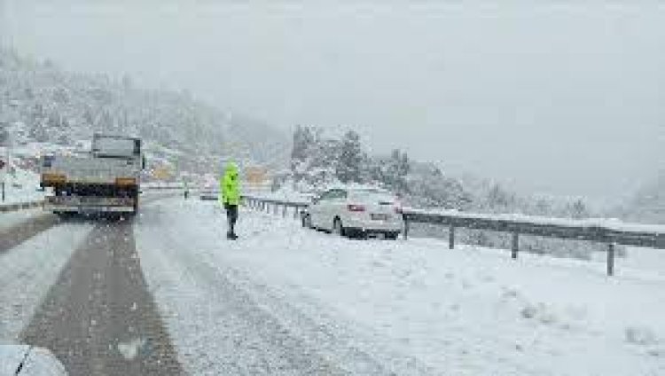 Antalya-Konya karayolunda kar kalınlığı 15 santimetreye kadar ulaştı