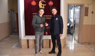 ATM’de unutulan para ve düşürülen  cüzdan sahiplerine teslim edildi