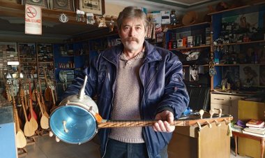 Demlikten tasarlanan cümbüşten  nağmeler yükseliyor