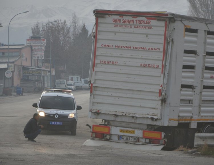 Konya'da tamir ettiği TIR'ın altında  kalan 68 yaşındaki usta öldü