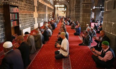 Konya’da Miraç Kandili’nde  vatandaşlar camilere akın etti