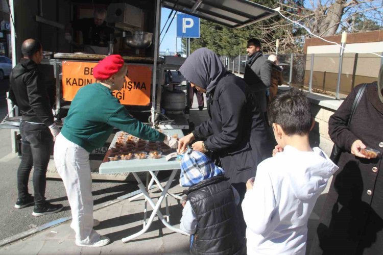 Beyşehir’de deprem felaketinin yıl  dönümü dolayısıyla lokma dağıtıldı