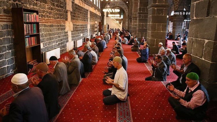 Konya’da Miraç Kandili’nde  vatandaşlar camilere akın etti