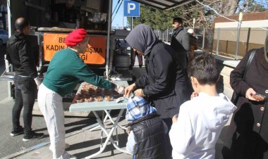 Beyşehir’de deprem felaketinin yıl  dönümü dolayısıyla lokma dağıtıldı