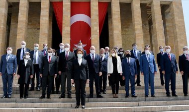 İYİ Parti lideri Akşener, Anıtkabir'i ziyaret etti