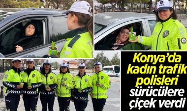 Konya’da kadın trafik polisleri sürücülere çiçek verdi