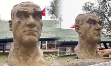 Baltayla Atatürk büstüne saldırı