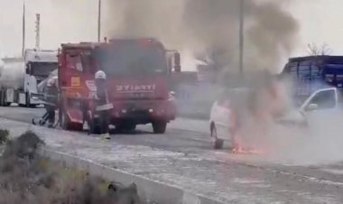 Seyir halindeki otomobil alev aldı