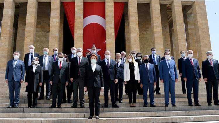 İYİ Parti lideri Akşener, Anıtkabir'i ziyaret etti