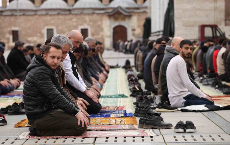 Konya’da Ramazan ayını ilk Cuma namazı kılındı