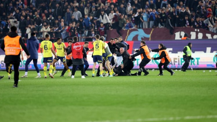 Trabzonspor Fenerbahçe maçında  sahaya giren iki kişi tutuklandı