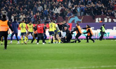 Trabzonspor Fenerbahçe maçında  sahaya giren iki kişi tutuklandı