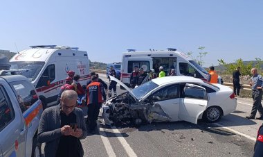 Konya'da kamyonetin trafik ışıklarında  bekleyen otomobile çarpmasıyla 11 kişi yaralandı