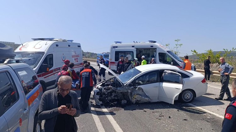 Konya'da kamyonetin trafik ışıklarında  bekleyen otomobile çarpmasıyla 11 kişi yaralandı