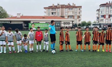 MİNİK FUTBOLCULAR SAHADA!