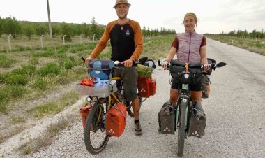 İsviçreli çift bisikletle Meke Gölü’ne ulaştı