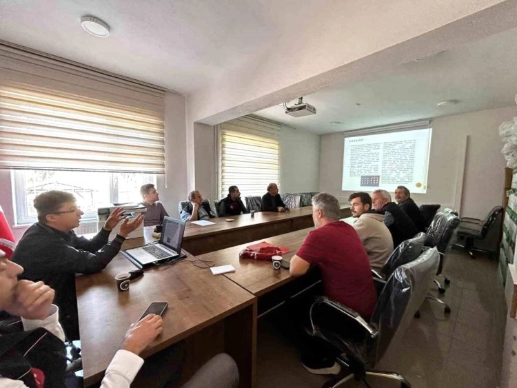 Konya'da çiftçilere yem bitkisi  üretimi hakkında eğitim verildi