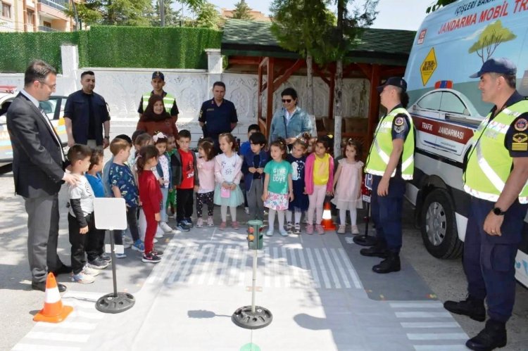 Kulu’da jandarmadan anaokulu öğrencilerine trafik eğitimi