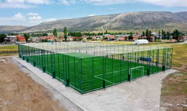 İlçe genelinde 16 noktaya halı saha kazandıran  MERAM BELEDİYESİ’NDEN BİR HALI SAHA DA SEFAKÖY’E
