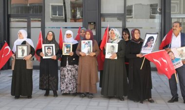 Vanlı aileler DEM Parti önünde eylemlerini sürdürdü