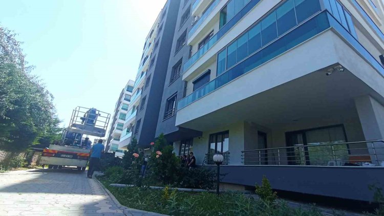 Konya’da Vinç Faciası Ucuz Atlatıldı: Cam Temizliği Yapan İşçi Yaralandı