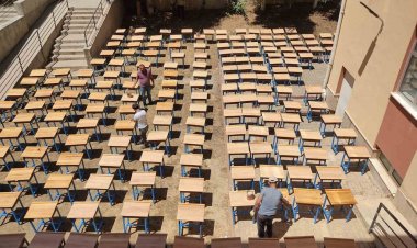 Gönüllü öğretmenler okulda sıraları yeniledi