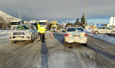 Ankara-Konya karayolu sağanak nedeniyle ulaşıma kapandı