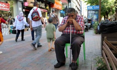 36 yıldır oturarak uyuyor