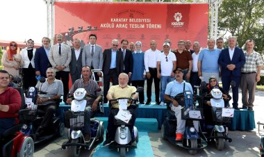 Karatay Belediyesi, engelli vatandaşlara akülü araba hediye etti