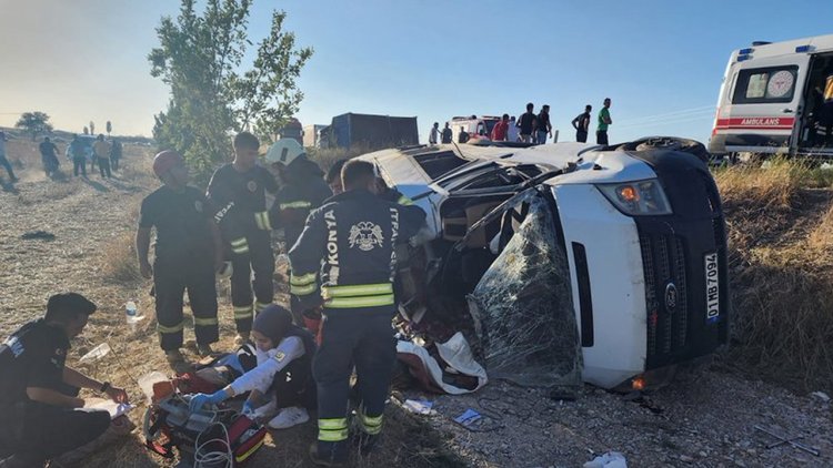 Minibüs ile traktörün çarpıştı  yabancı  uyruklu 2 kişi öldü, 9 kişi yaralandı