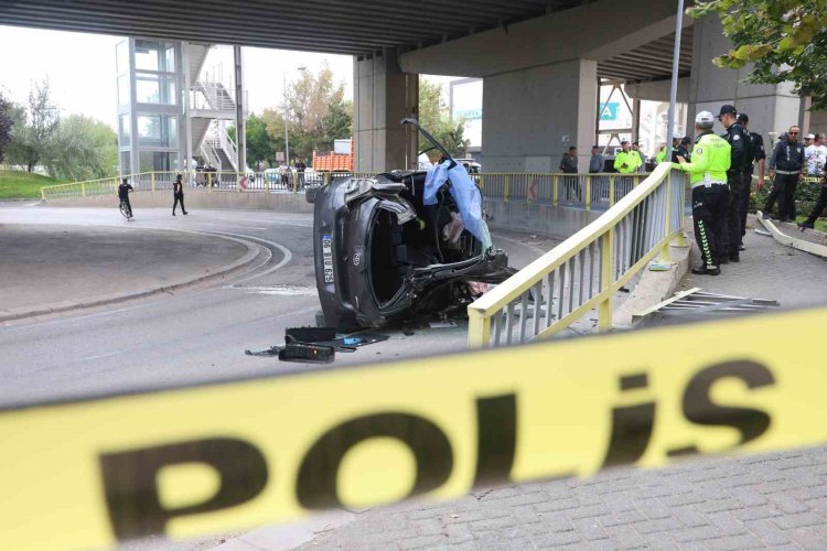 Üst geçitten aşağıya düşen otomobil sürücüsü genç kadın öldü