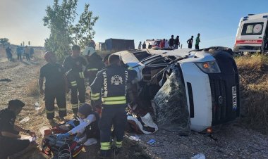 Minibüs ile traktörün çarpıştı  yabancı  uyruklu 2 kişi öldü, 9 kişi yaralandı