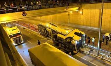 Konya'da TIR, alt geçitte devrildi; şoför öldü