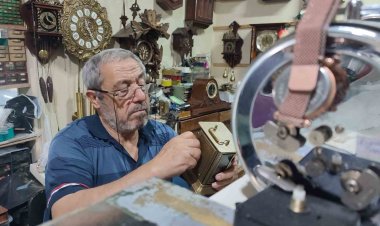 Antika saat tamiri yapıyorlar