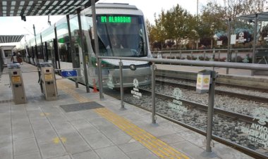 Dakikalarca bekliyorlar