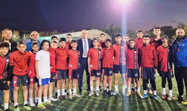 KONYASPOR’LU GUILHERME VE UMUT SELÇUKLU BELEDİYESPOR ALTYAPI FUTBOLCULARININ ANTRENMANINI ZİYARET ETTİ