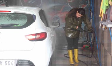 Eline bezi alıp araba yıkamaya başladı,  Konya’nın ilk ’oto yıkamacı abla’sı oldu