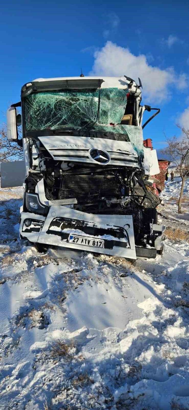 Tır, tankere arkadan çarptı: 2 yaralı