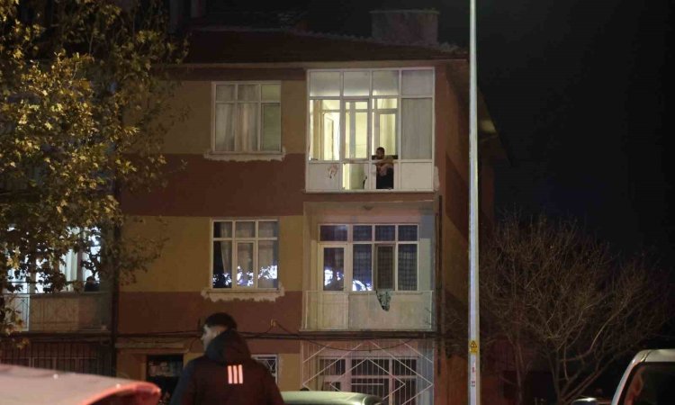 Bunalıma giren şahıs polise direndi: Evinin camlarını kırıp sokağa fırlattı