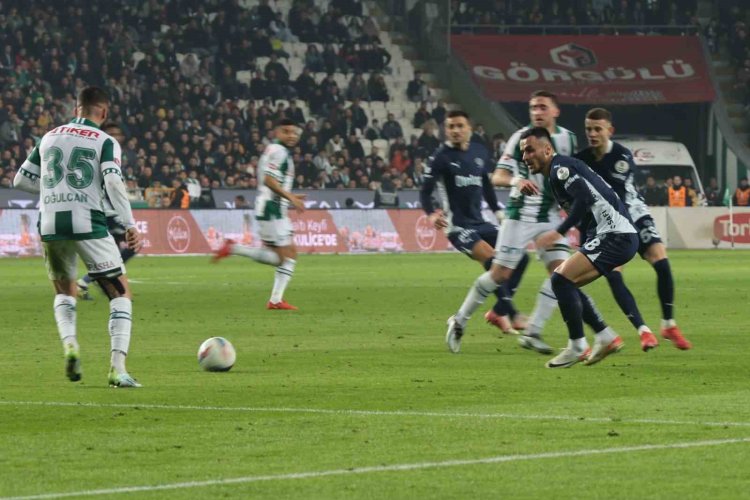 Konyaspor maça golle başladı. Sonra beraberlik geldi. Kalecinin hatalı pası ve maç 3-2 Fenerbahçe’nin lehine bitti