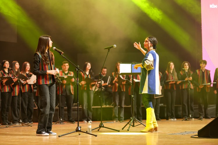 SELÇUKLU BELEDİYESİ SANAT AKADEMİSİ GENÇ KOROSU  ERKİN KORAY ŞARKILARIYLA UNUTULMAZ BİR GECE YAŞATTI