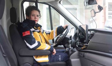 Kadın ambulans şoförü hayat kurtarmak için zamanla yarışıyor