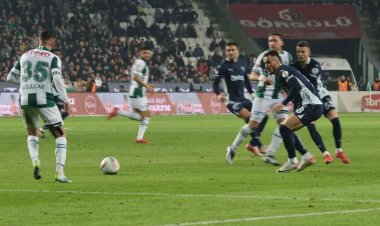 Konyaspor maça golle başladı. Sonra beraberlik geldi. Kalecinin hatalı pası ve maç 3-2 Fenerbahçe’nin lehine bitti
