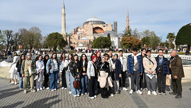 Konya Büyükşehir Belediyesi, lise öğrenclerini YHT ile İstanbul’a götürüyor