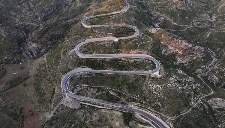 Demirkapı Tüneli’ne bağlanan  kıvrımlı yol dronla görüntülendi