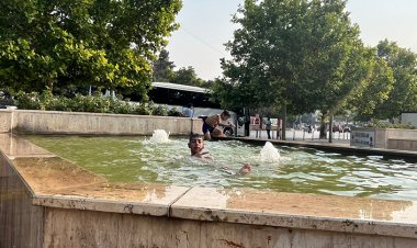 Yaz sıcağında serinlik arayan çocuklar süs havuzlarına akın etti