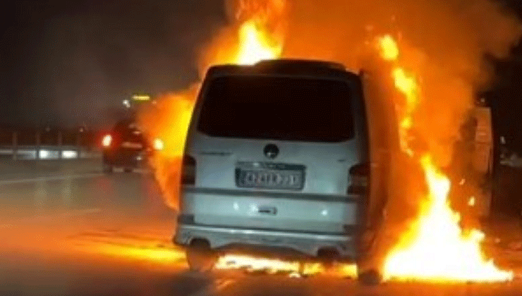 Minibüs alevlere teslim oldu