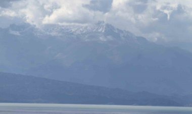 Anamas beyaz gelinliğini giydi